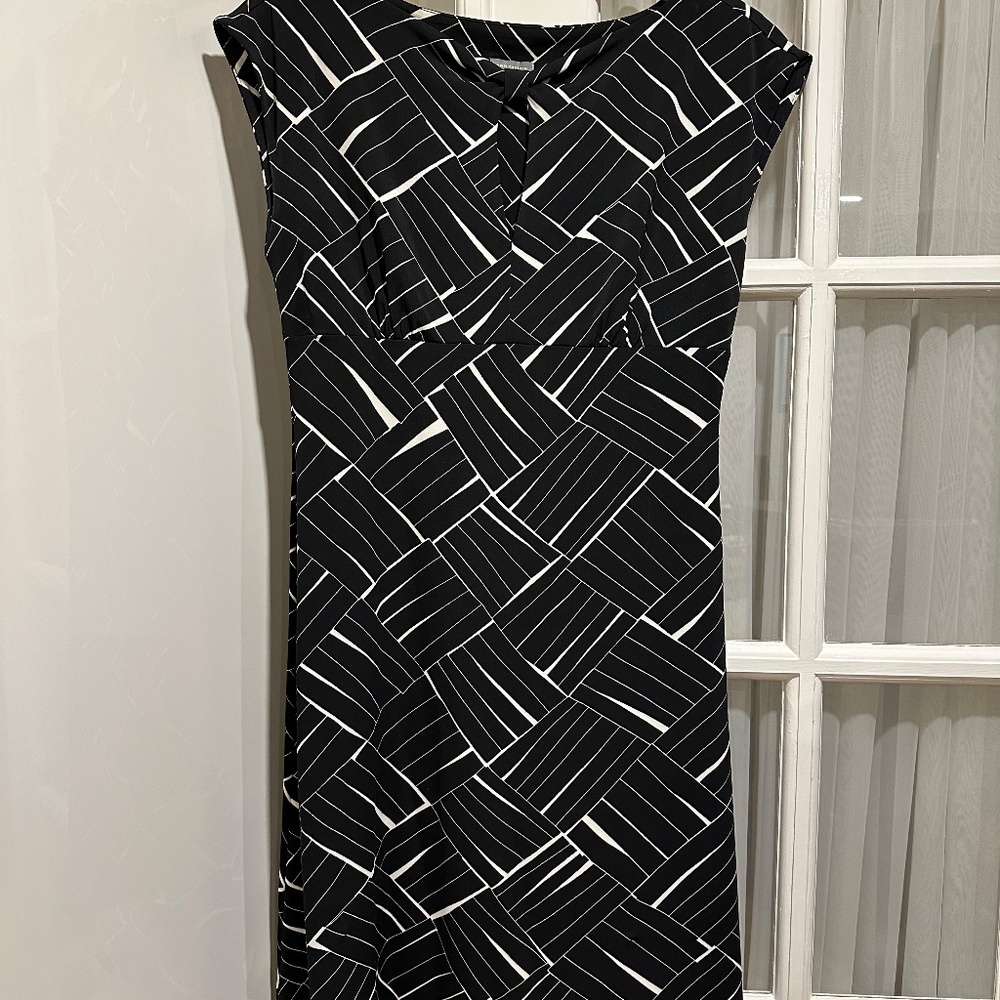 Ann Taylor Black and White Geometric print size 4 dress